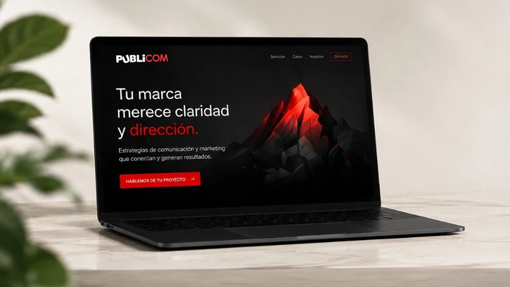 Diseño web Publicom mostrado en laptop
